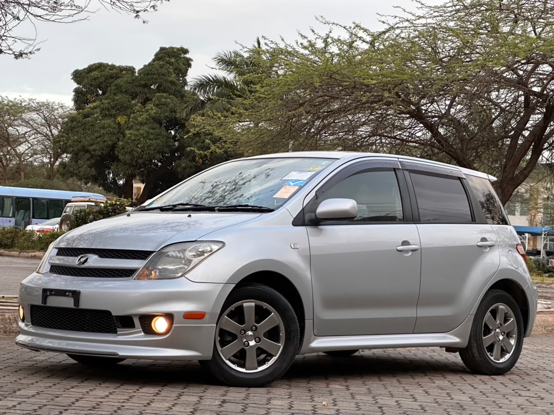 Toyota IST thumbnail 2